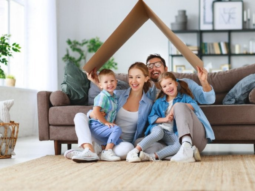 Familia en hogar limpio y ordenado